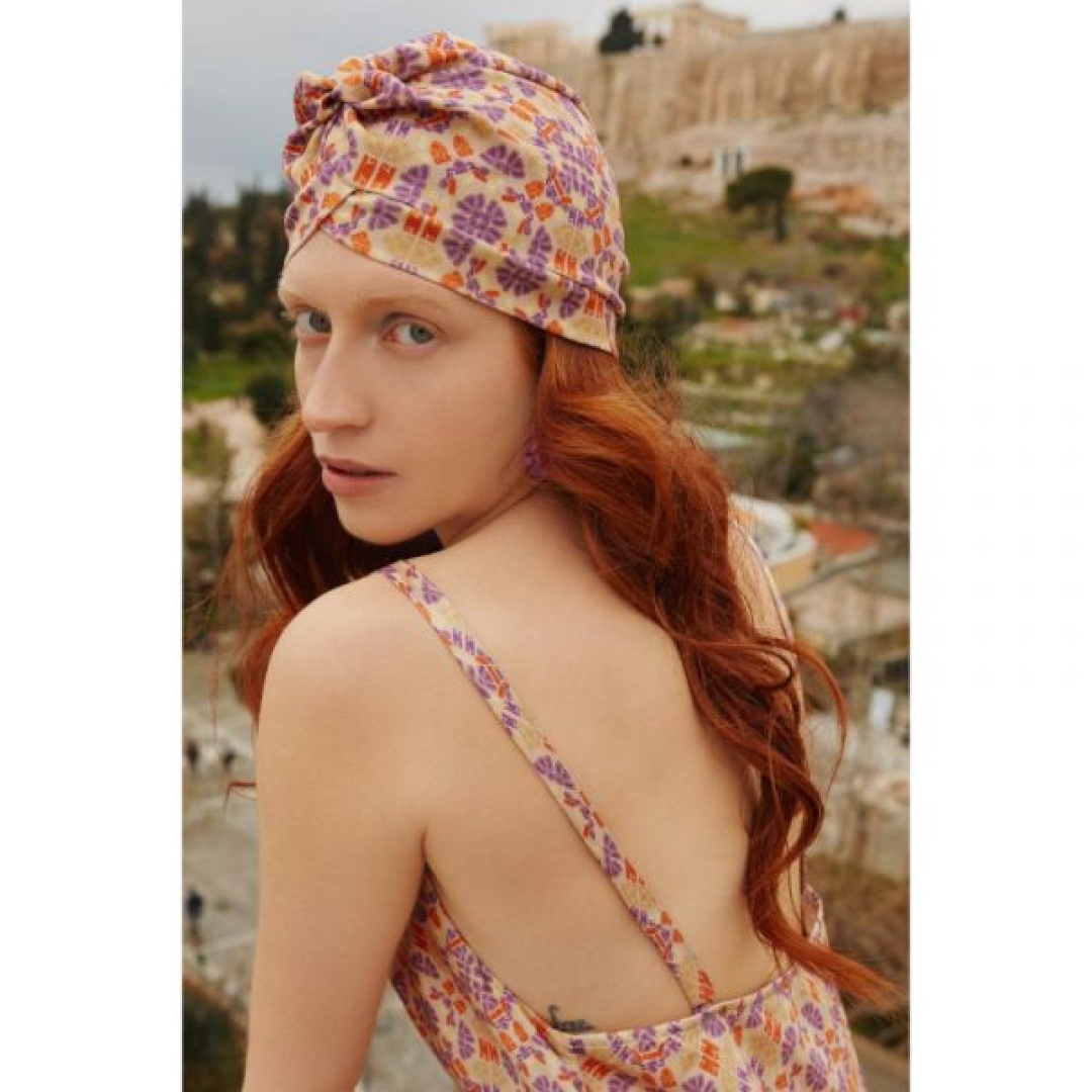 Zografos Athena Turban Crepe Sparkle under the sun or a sky full of stars. Zografos’ turban is a trademark of the brand and springs’ chicest accessory yet. Made from stretch-crepe