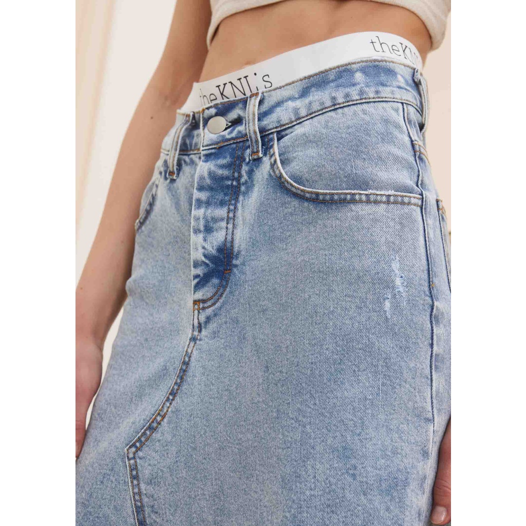  designed to match every body type according to size for a fitted straight line fit and styled with references to the 00's. The logo band can be adjusted for a personalized touch. Distressed denim skirt in light blue wash with a flattering fit. Love The KNLs signature logo.