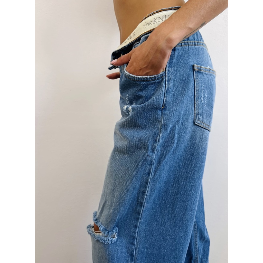 Meet our BOUNDLE wide legs women's blue jeans! A double-belted and convertible slung blue wash denim that stands out. The new age hight rise relaxed fit jeans are designed for a slouchy