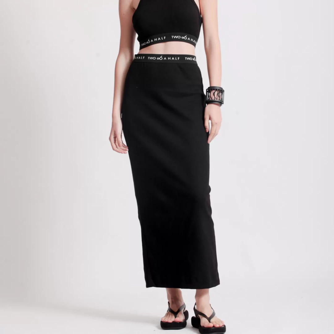 SLIM FIT SKIRT Making this piece an easy wardrobe addition