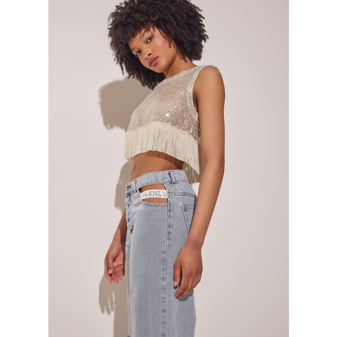 the loose fit crop top is an ideal occasion top for a night outfit. You can easily match it with jeans or trousers and denim shorts.