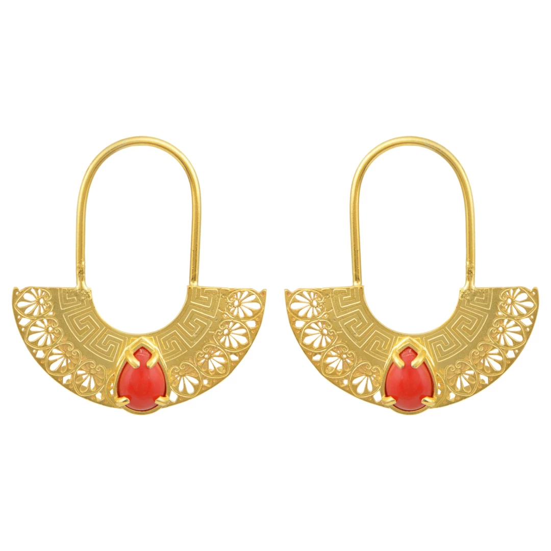 DAPHNE earrings gold A classic yet elegant pair of earrings from PYTHIA SS24