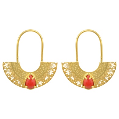 DAPHNE earrings gold A classic yet elegant pair of earrings from PYTHIA SS24